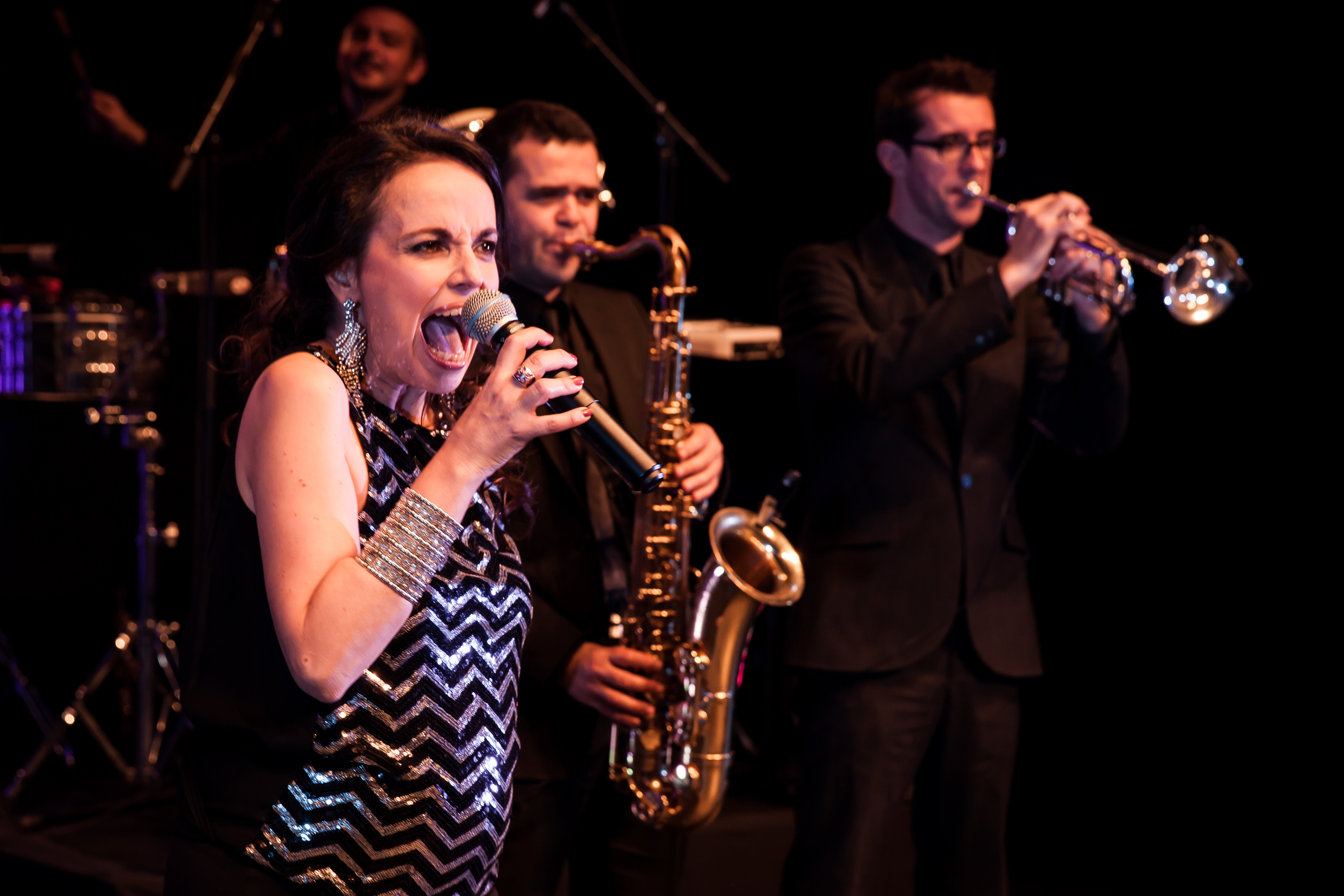 Can You Have a Live Band and a DJ at a Wedding?