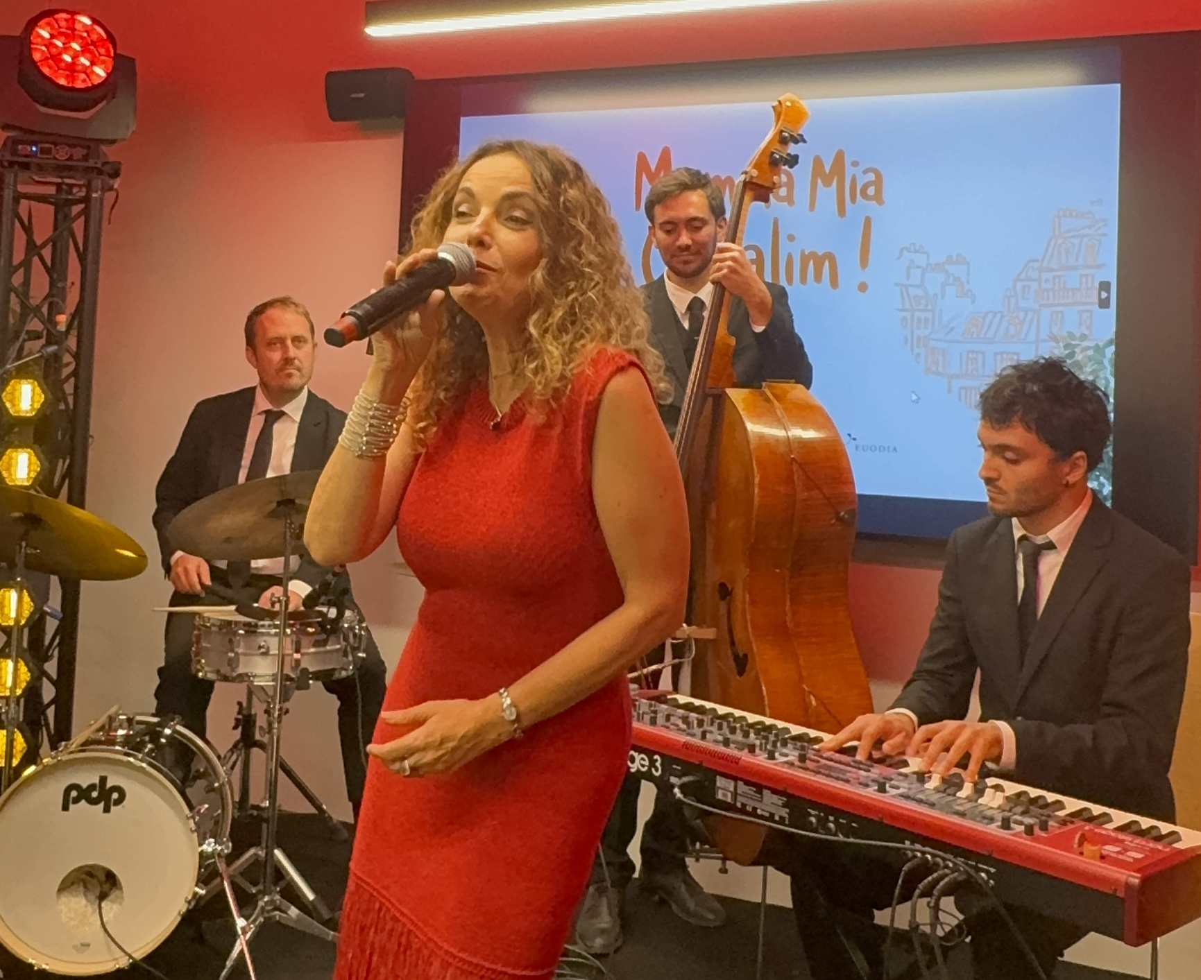 Cocktail Band or Background Playlist: What Changes for Your Guests?