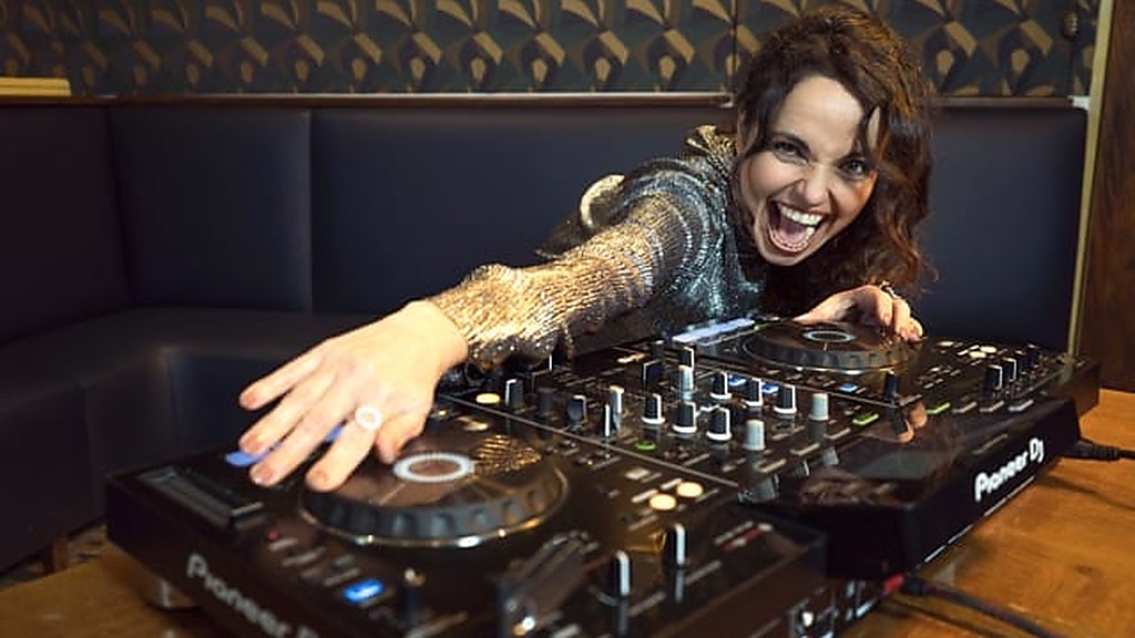 What Is a Reasonable Budget for a Wedding DJ in France?